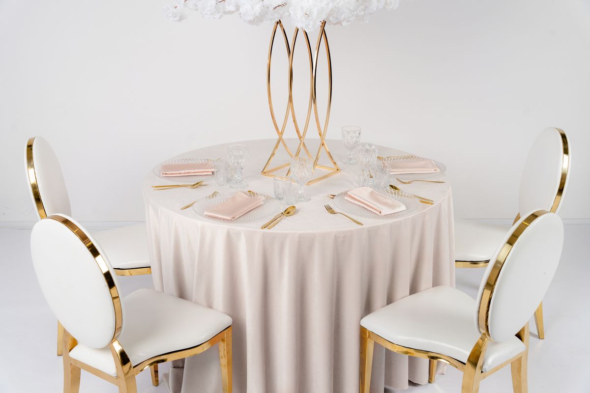 Okrągły obrus welurowy w kolorze masełkowym na stole weselnym – modna aranżacja Butter Yellow, luksusowe tekstylia eventowe na wynajem