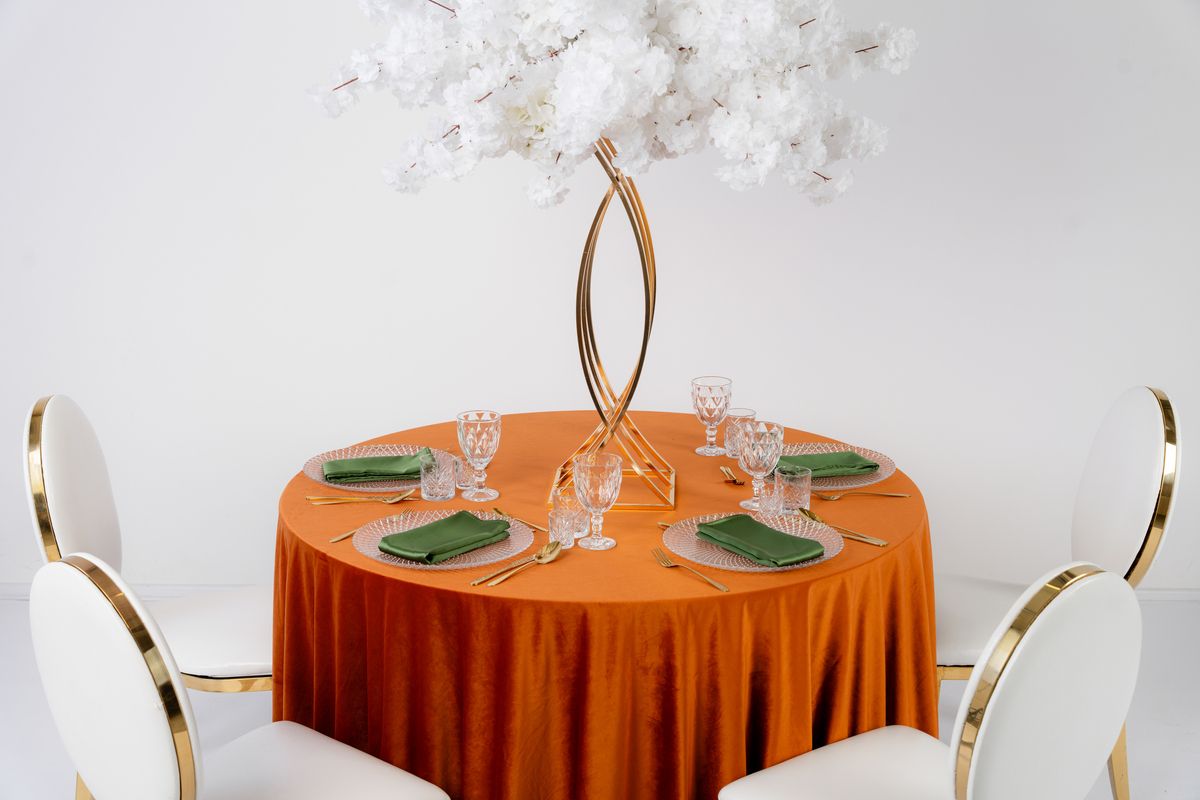 Detal miedzianej tkaniny welurowej – mięsisty aksamit o satynowym połysku, rdzawy obrus eventowy typu premium, wypożyczalnia tekstyliów