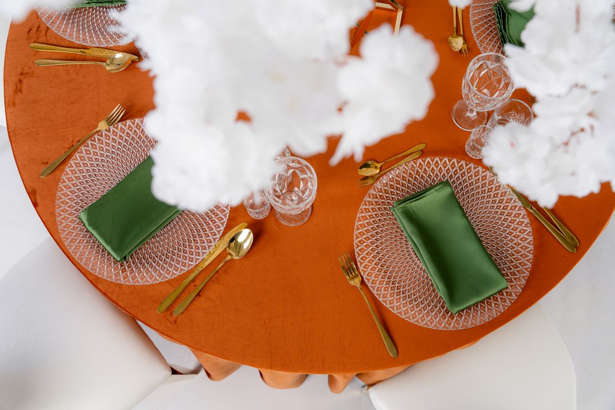 Wynajem miedzianego obrusu welurowego na wesele – elegancki velvet w kolorze miedzi i terakoty na okrągłym stole, styl Modern Boho Luxury