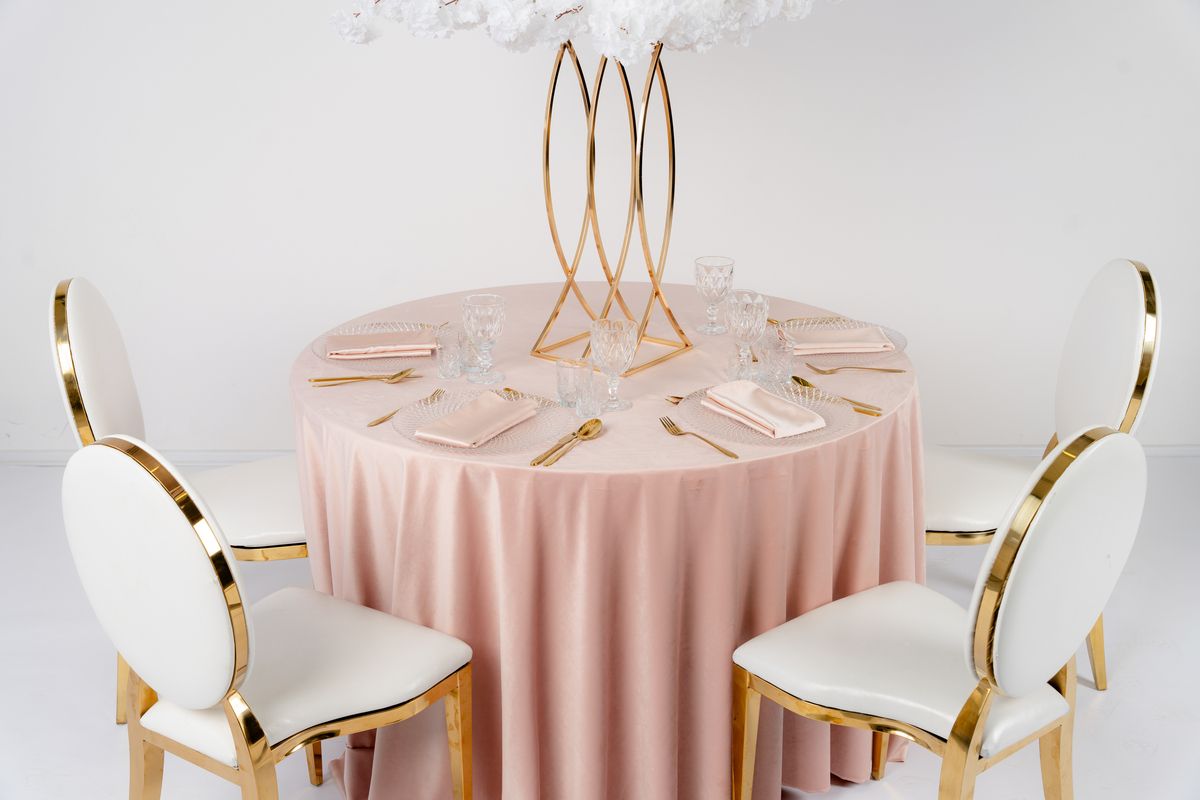 Okrągły obrus welurowy w kolorze różu na stole weselnym – luksusowa aranżacja w stylu Boho Luxe, wynajem tekstyliów premium.