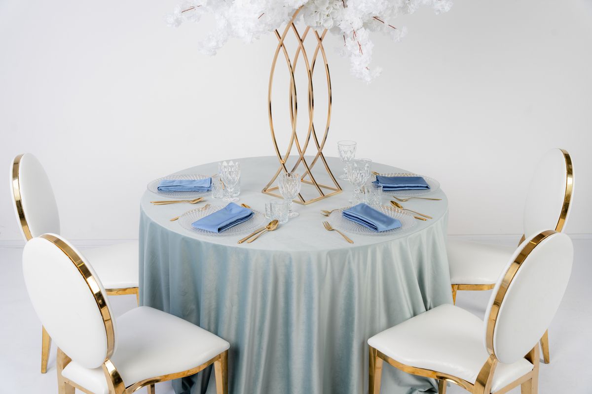 Zbliżenie na materiał obrusu srebrna mięta – gruby welur eventowy o matowo-satynowym wykończeniu, wypożyczalnia tekstyliów premium na wesela.