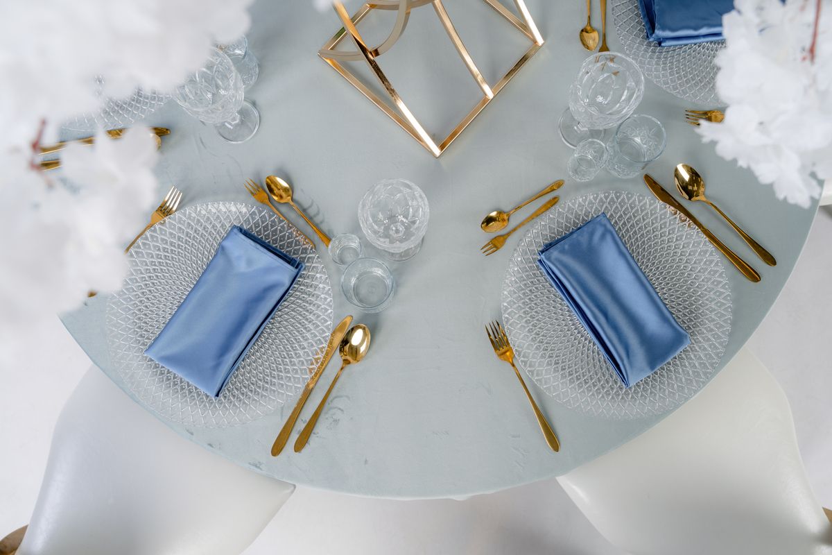 Wynajem obrusu welurowego w kolorze srebrna mięta – luksusowa dekoracja stołu weselnego, mięsista tkanina velvet w odcieniu szałwiowym ze srebrnym połyskiem