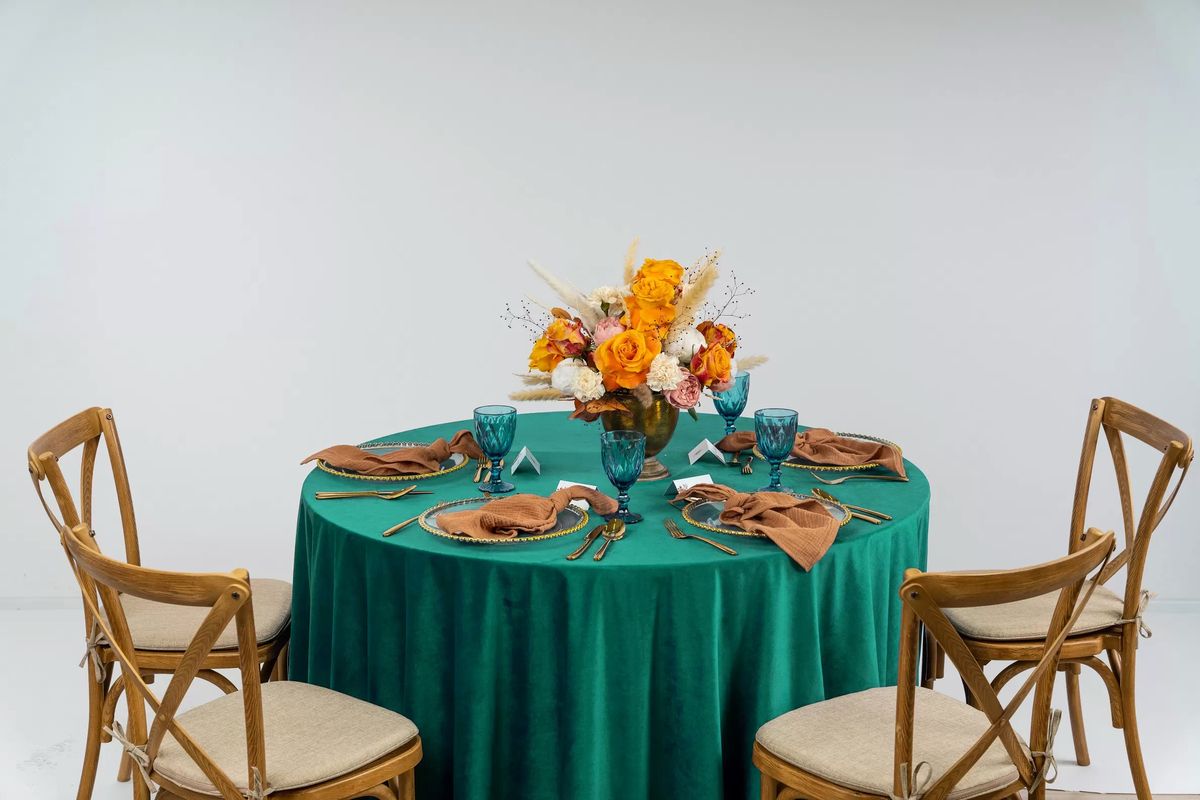 Okrągły obrus welurowy w kolorze szmaragdowym na stole bankietowym – luksusowa dekoracja w stylu Modern Glamour na wynajem