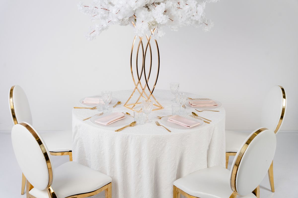 Żakardowy obrus biały z porcelaną premium – aranżacja stołu w estetyce Quiet Luxury, teksturowane tekstylia ślubne