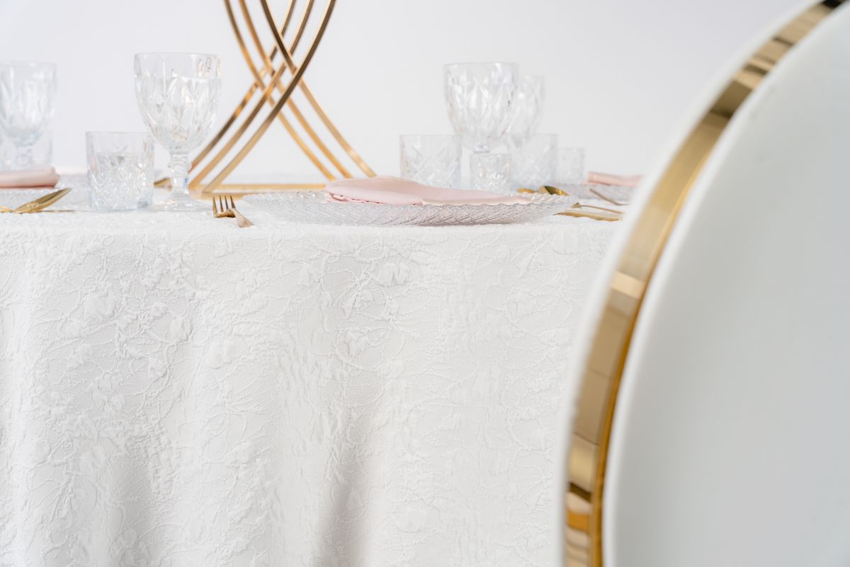 Biały obrus strukturalny na okrągłym stole weselnym – elegancka baza w stylu Modern Classic, wypożyczalnia tekstyliów żakardowych
