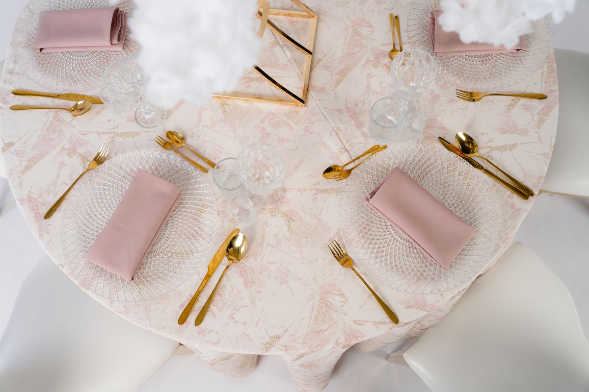 Różowy obrus żakardowy na okrągłym stole weselnym – luksusowa tkanina strukturalna na wynajem, elegancka dekoracja eventowa od Powiedz Tak