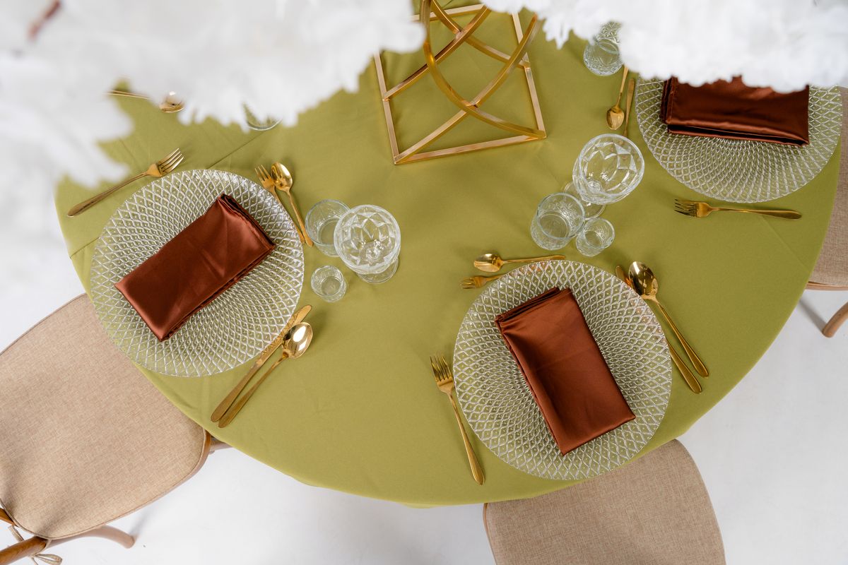 Nowoczesna aranżacja sali bankietowej z obrusami w kolorze zieleni kiwi – energetyczna dekoracja stołów weselnych, wynajem tekstyliów eventowych poliester