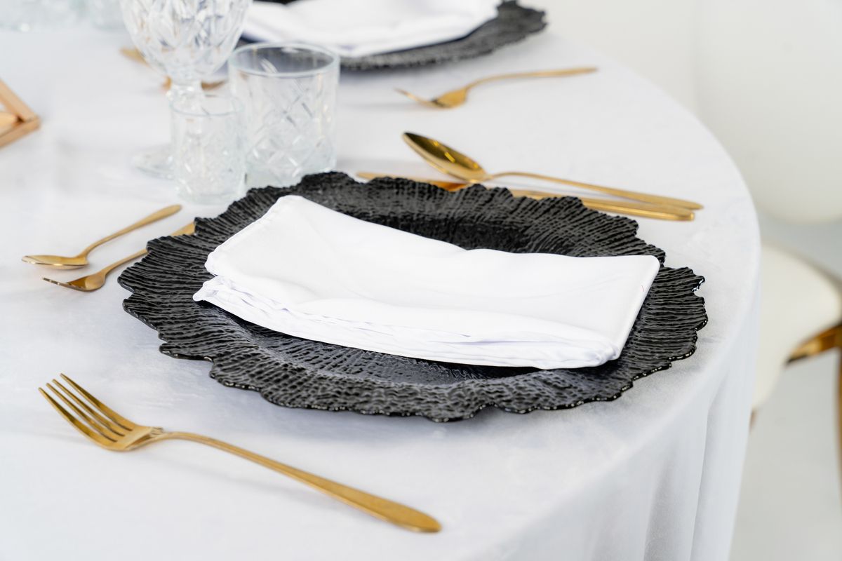Czarny podtalerz liść w aranżacji Modern Glamour – kontrastowa zastawa stołowa ze złotymi dodatkami na eleganckie wesele.