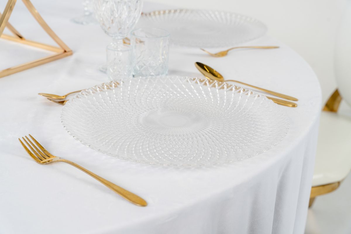 Szklany podtalerz kryształowy transparentny na wynajem – dekoracyjny talerz bazowy z ozdobnym szlifem imitującym kryształ, wysoki połysk