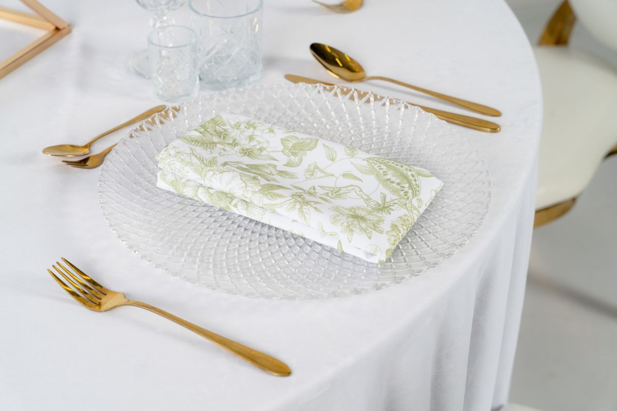 Serwetka poliestrowa we wzór zielonej kwiatowej łąki – detal tkaniny z motywem roślinnym, idealna na wynajem na eventy i wesela