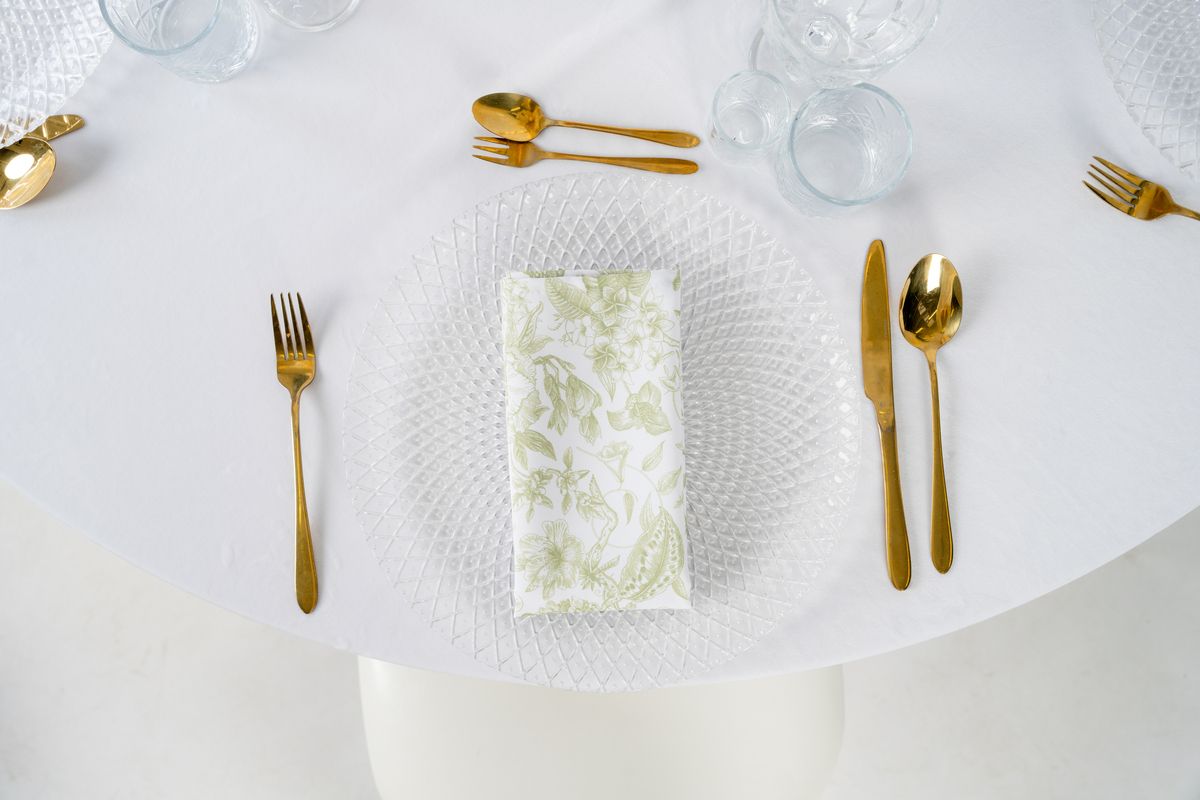 Serwetka w kwiaty na zielonym tle w aranżacji stołu – dekoracja weselna w stylu garden party z użyciem wzorzystych tekstyliów