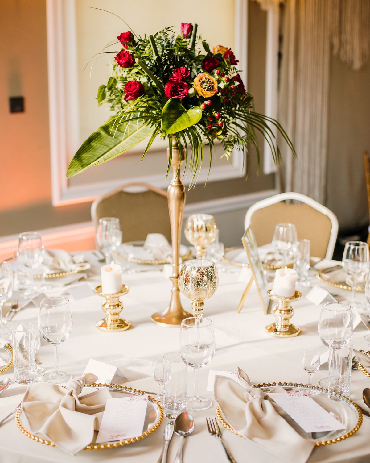 sprzedaz serwetek i obrusów sklep wysyłkowy z tekstyliami bankietowymi obrusy i serwetki w kolorze beżu, pudrowego różu, granatowy, czarny, wesela w stylu boho śluby rustykalne Fot: Antonina Bukowska Fotografia