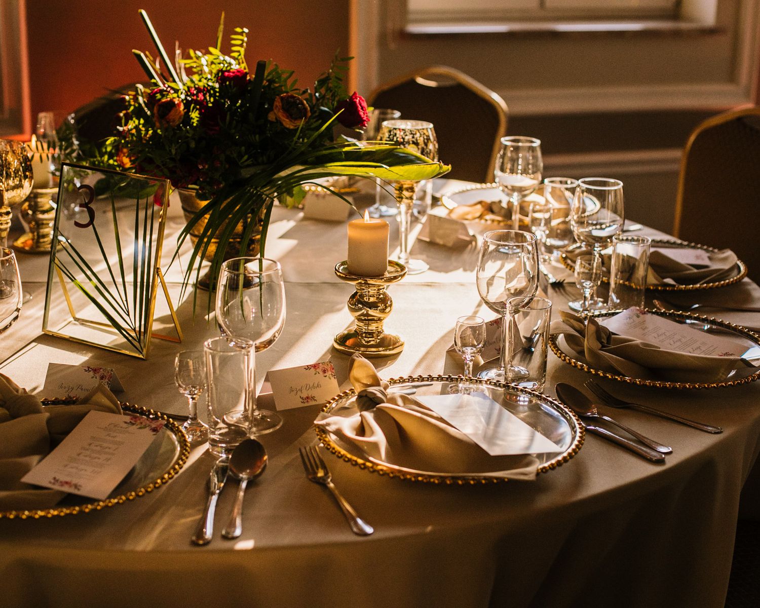 sprzedaz serwetek i obrusów sklep wysyłkowy z tekstyliami bankietowymi obrusy i serwetki w kolorze beżu, pudrowego różu, granatowy, czarny, wesela w stylu boho śluby rustykalne Fot: Antonina Bukowska Fotografia