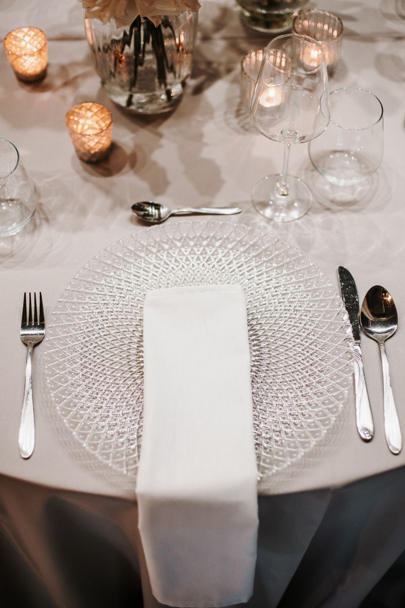 Biała serwetka materiałowa