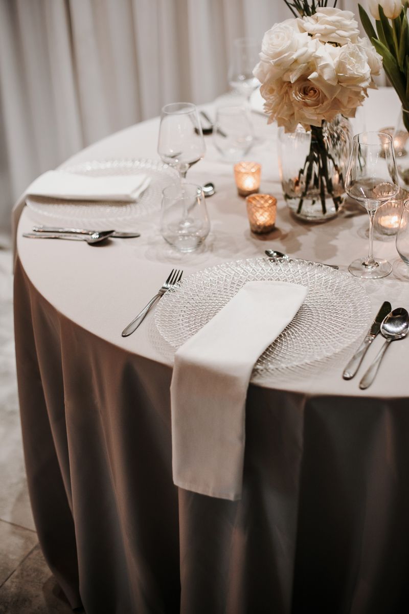 Biała serwetka materiałowa na wesele i event