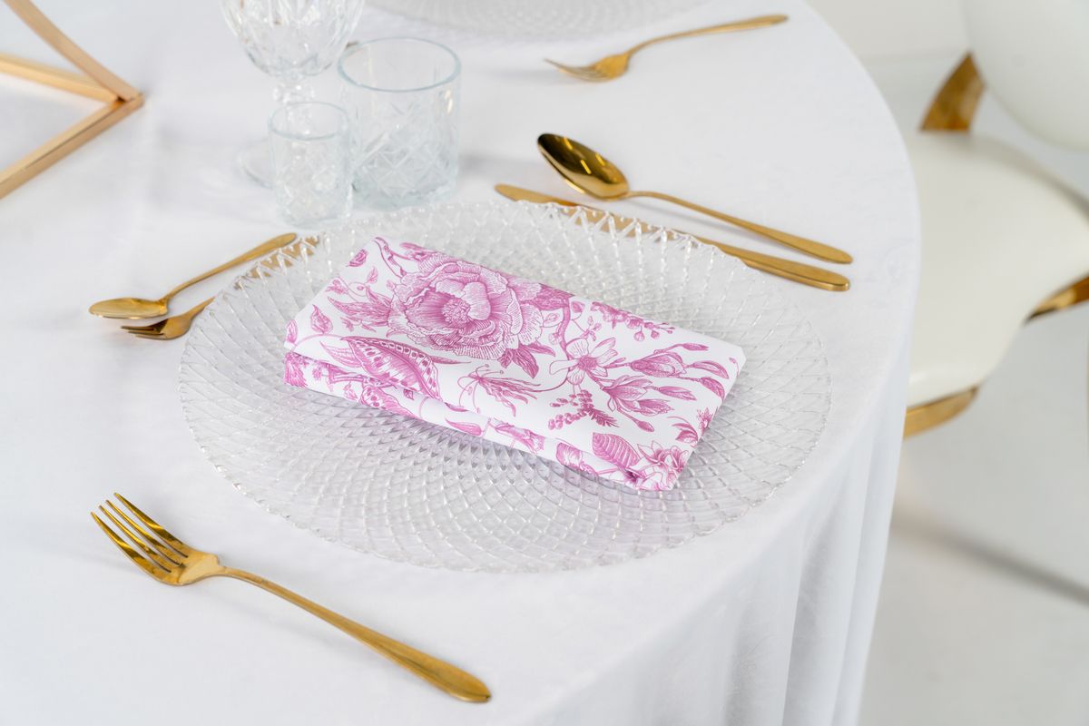 Serwetka poliestrowa we wzór różowej kwiatowej łąki – detal tkaniny bankietowej z romantycznym motywem floral, matowe wykończenie.