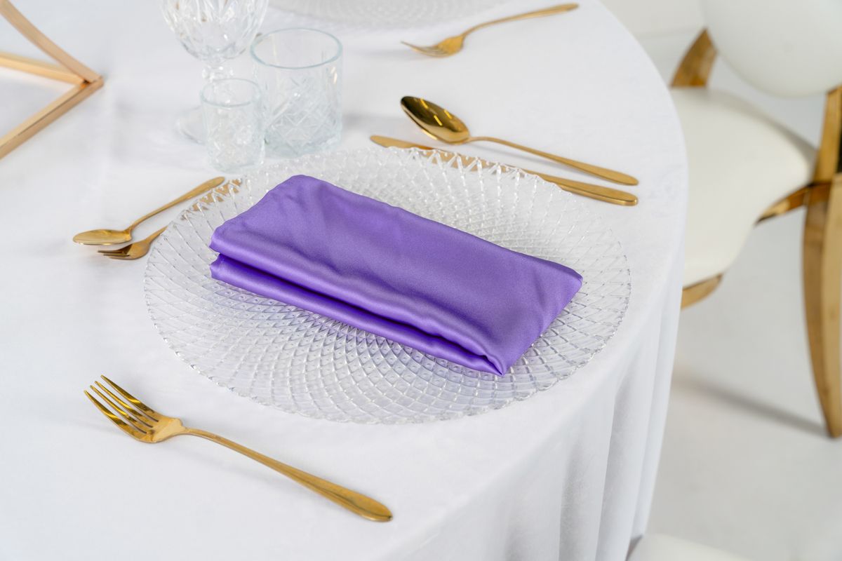 Serwetka satynowa w kolorze głębokiej śliwki, luksusowy materiał o wysokim połysku na wynajem, wypożyczalnia tekstyliów Małopolska