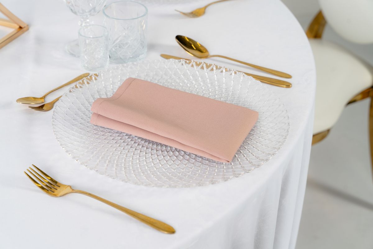 Bawełniana serwetka w kolorze stary róż na wynajem – elegancki tekstylny dodatek na stół weselny w odcieniu przygaszonego różu.