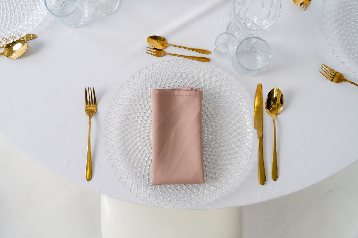 Serwetka stary róż ze złotą obrączką na talerzu – luksusowa dekoracja stołu w stylu glamour i modern classic