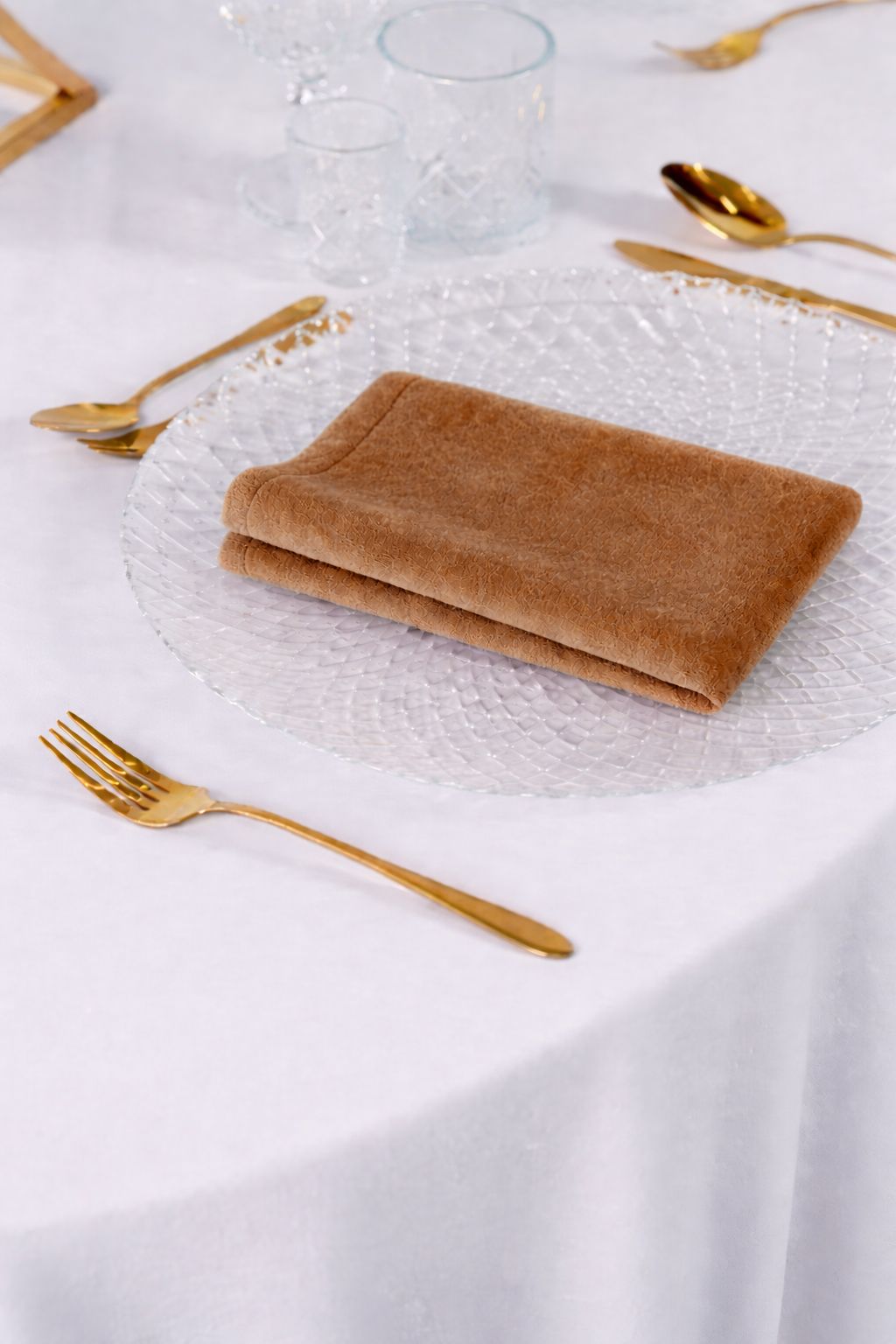 Zbliżenie na brązową serwetkę welurową o głębokim czekoladowym odcieniu – mięsisty aksamit premium, tekstylia eventowe photo-friendly, wypożyczalnia dekoracji ślubnych