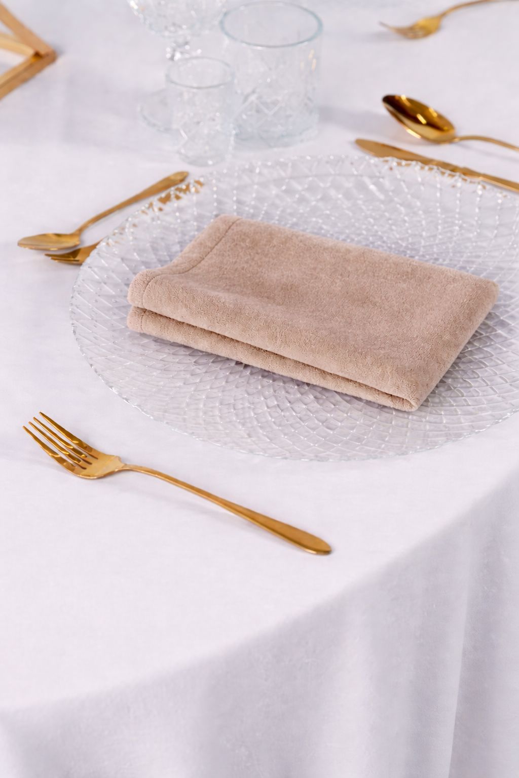 Dekoracja stołu weselnego z serwetkami welurowymi w kolorze brudnego różu, złota zastawa i eukaliptus – styl Fine Art i Modern Boho, luksusowa wypożyczalnia tekstyliów