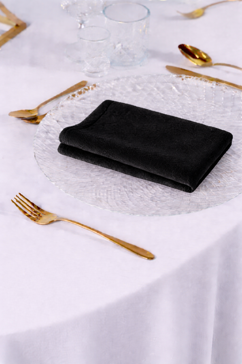 Elegancka dekoracja stołu weselnego z czarnymi serwetkami welurowymi, złotą zastawą i czarnymi świecami – styl Modern Glamour i Moody Romantic, luksusowy wynajem tekstyliów eventowych