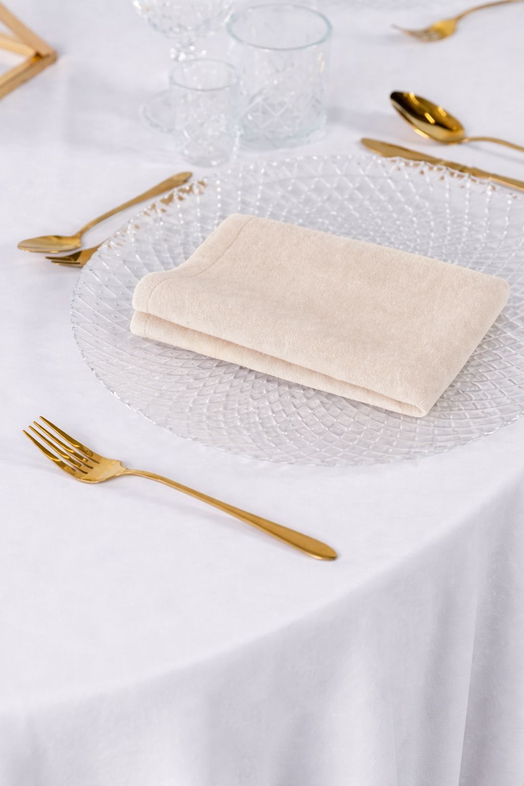 Serwetka welurowa w kolorze masełkowym o matowej teksturze – luksusowy aksamit Butter Yellow, tekstylia eventowe photo-friendly, wypożyczalnia dekoracji premium