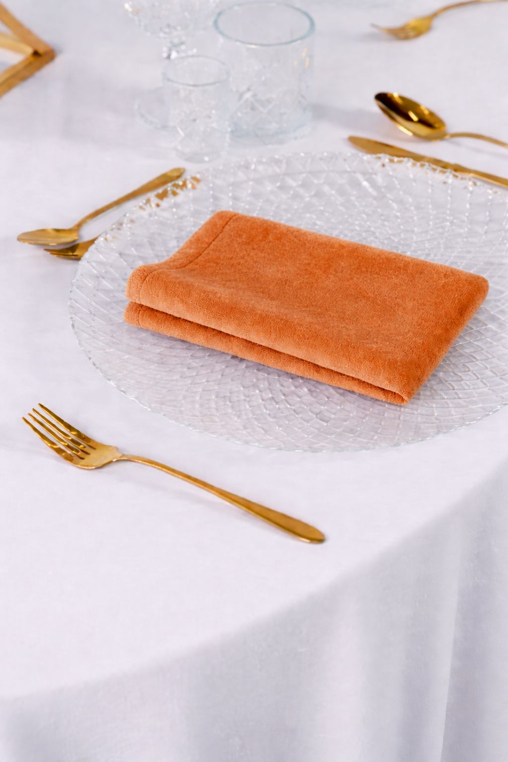 Dekoracja stołu weselnego z miedzianymi serwetkami welurowymi, czarną zastawą i złotymi sztućcami – styl Industrial Chic i Modern Rust, wynajem tekstyliów premium