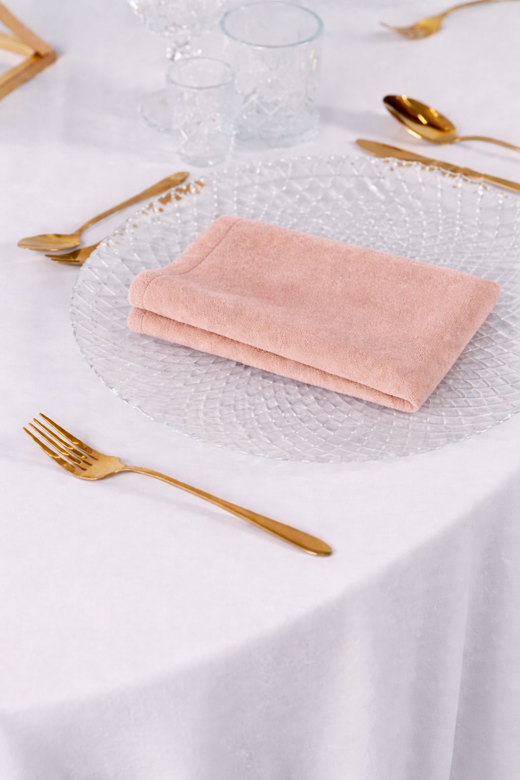 Serwetka welurowa w kolorze pudrowego różu o matowym wykończeniu – luksusowy aksamit photo-friendly na wesele, mięsista tekstura tkaniny premium, wypożyczalnia dekoracji
