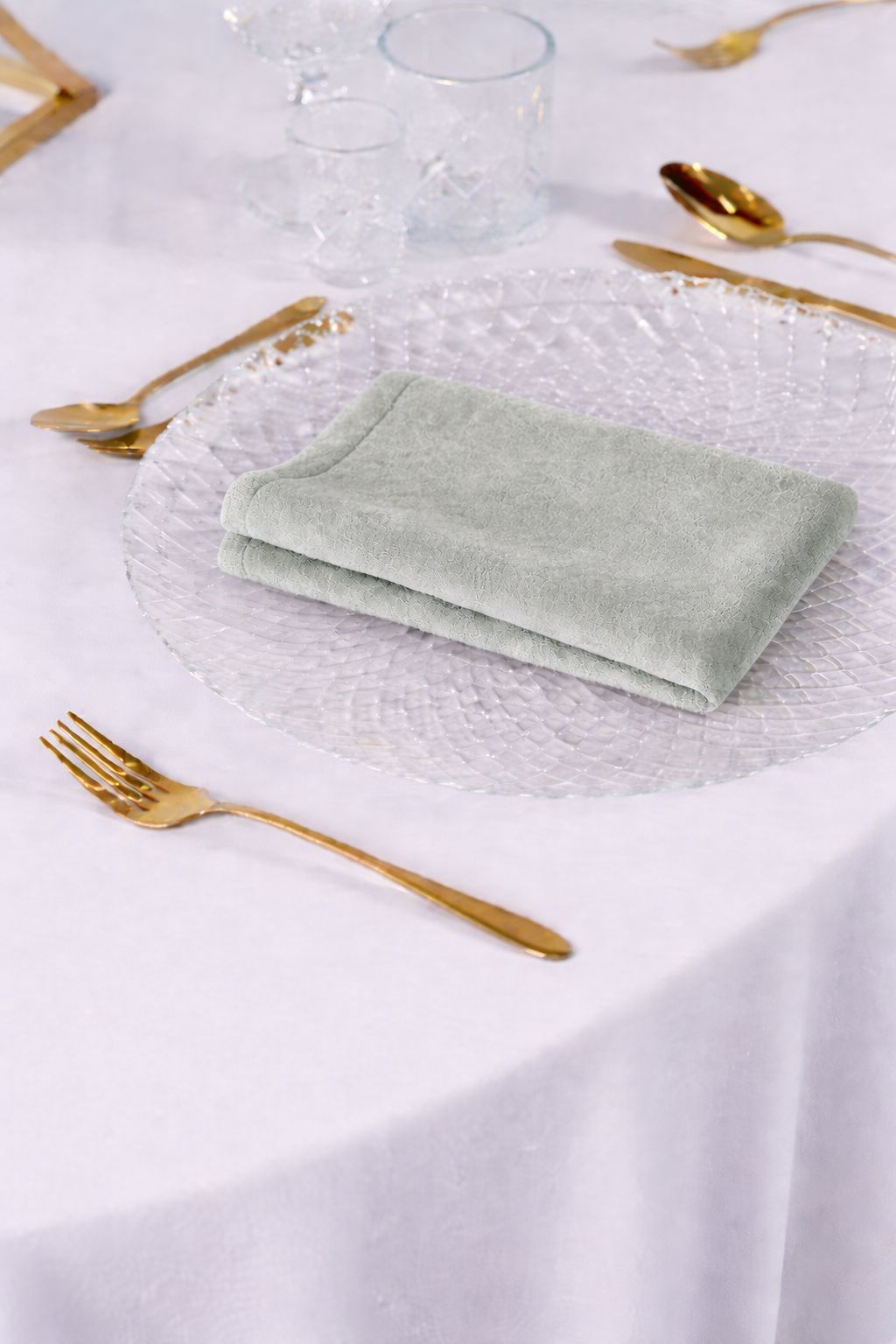 Serwetka welurowa w kolorze srebrna mięta – luksusowy aksamit premium o matowym wykończeniu, wypożyczalnia tekstyliów na wesela i eventy