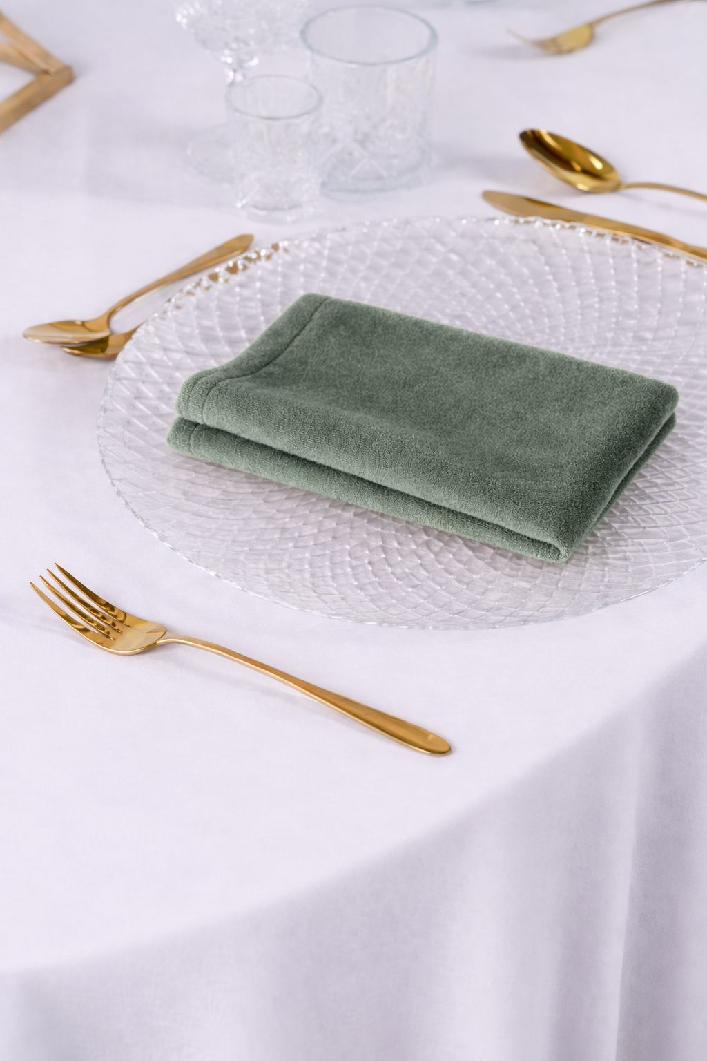 Szałwiowa serwetka welurowa o matowej strukturze – luksusowy aksamit w kolorze Sage Green, tekstylia eventowe photo-friendly o wysokiej gramaturze, wypożyczalnia dekoracji