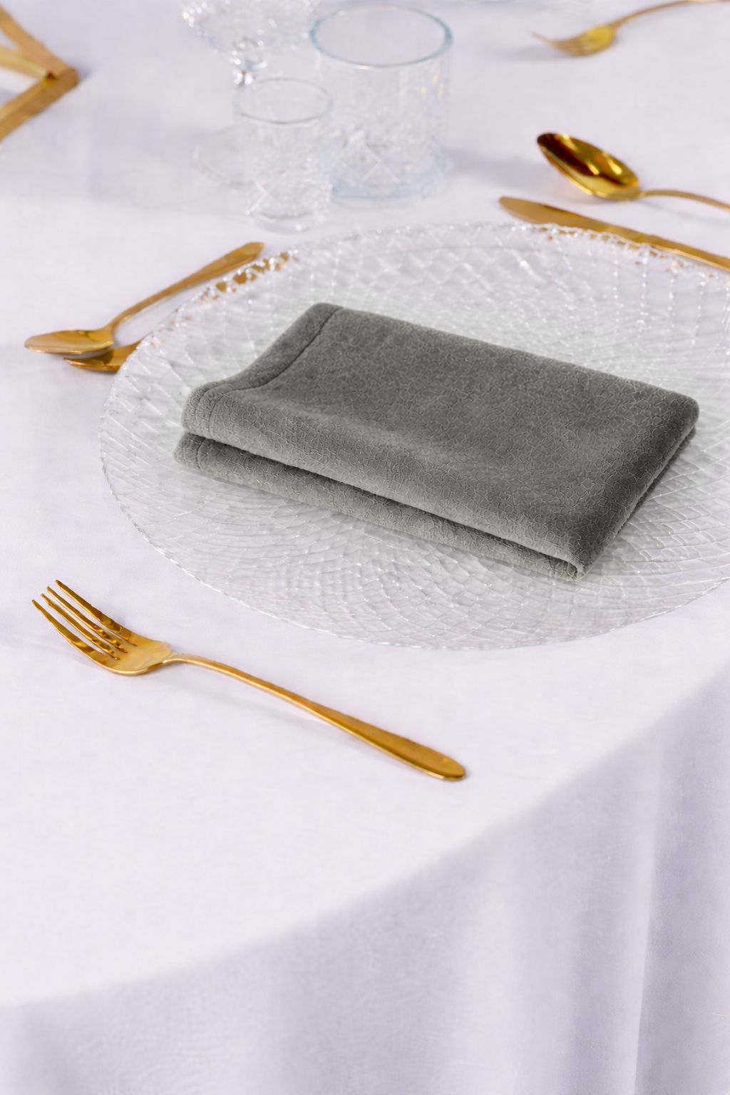 Szara serwetka welurowa na białym talerzu ze srebrnymi sztućcami – luksusowy aksamit w odcieniu Slate Grey, wypożyczalnia tekstyliów na eleganckie wesele