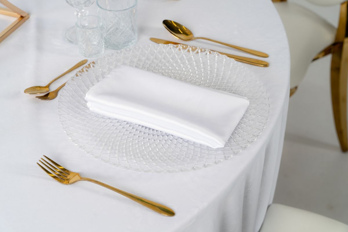 Detal białej serwetki z połyskującej satyny premium – śnieżnobiała tkanina o wysokiej gramaturze na eventy i gale, tekstura Pure White
