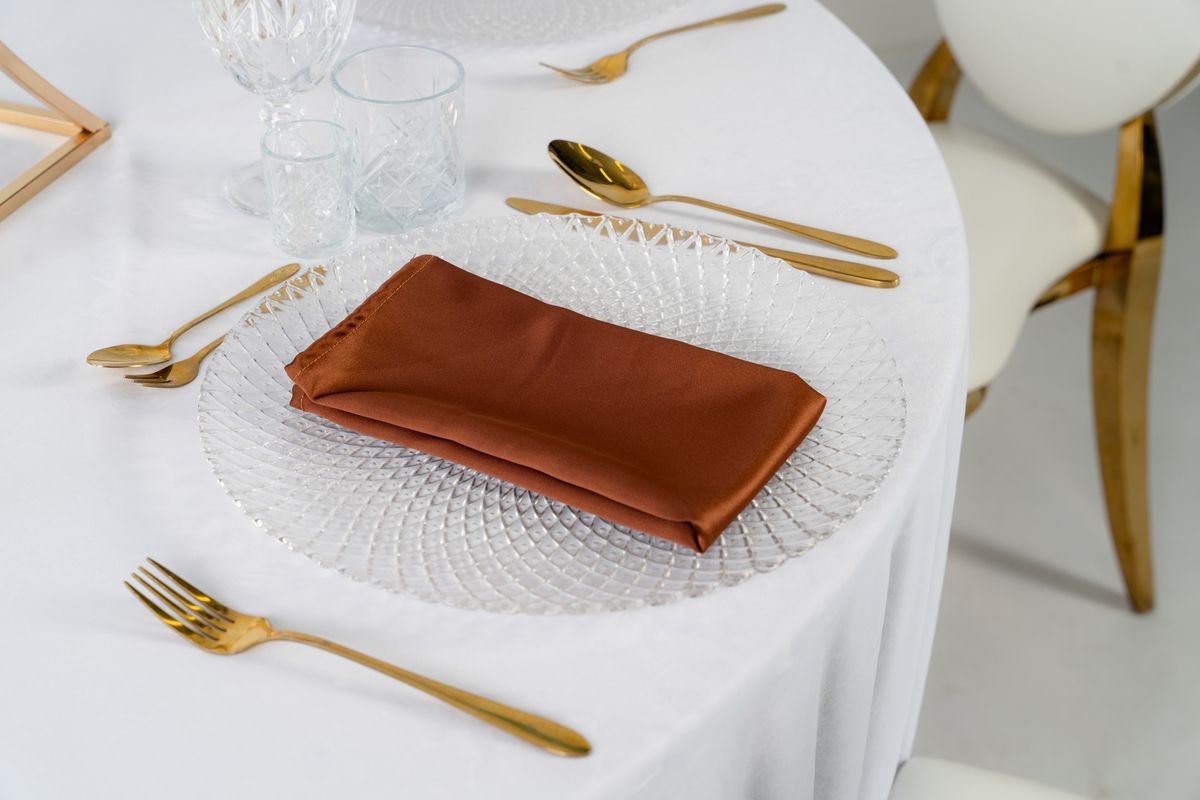 Detal czekoladowej serwetki z połyskującej satyny premium – brązowe tekstylia eventowe o wysokiej gramaturze, atłasowy odcień Deep Espresso
