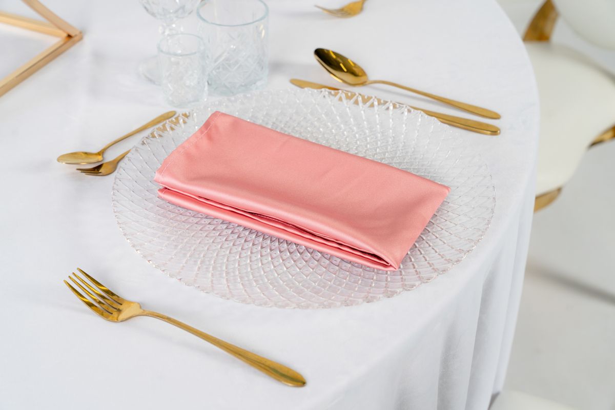 Serwetka satynowa brudny róż na wynajem – luksusowa tkanina eventowa o wysokim połysku w odcieniu dusty pink