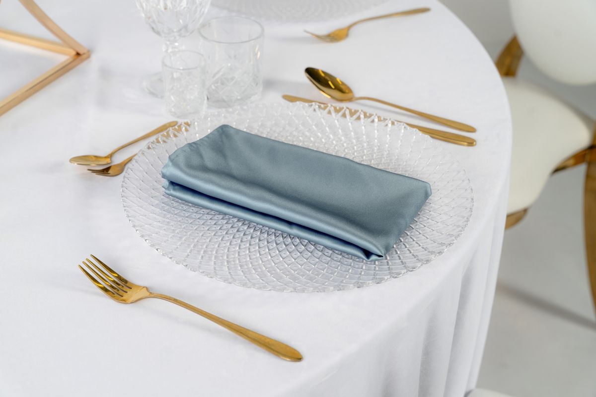 Detal granatowej serwetki satynowej o szlachetnym połysku – luksusowa tkanina Navy Blue na wynajem, eleganckie tekstylia bankietowe