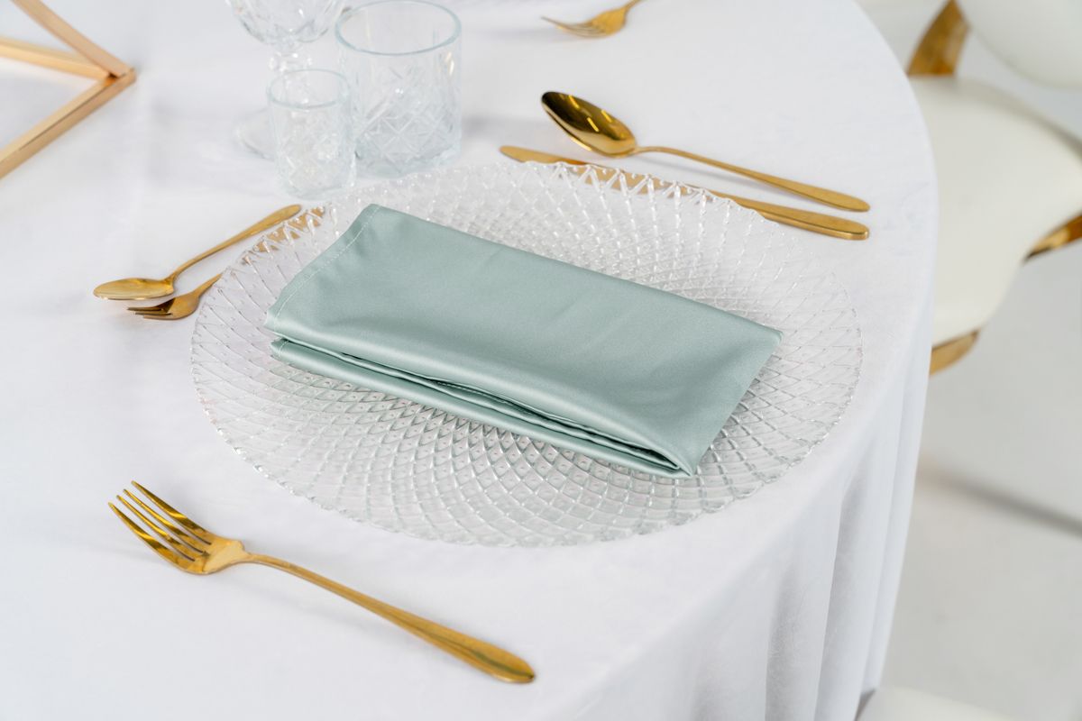 Serwetka satynowa w kolorze srebrna mięta, elegancki połysk materiału silver mint, tekstylia bankietowe na wynajem, wypożyczalnia dekoracji Małopolska