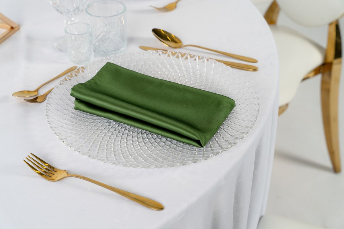 Elegancka serwetka satynowa na talerzu – lejąca tkanina z połyskiem idealna na wesela w stylu Glamour i Black Tie.