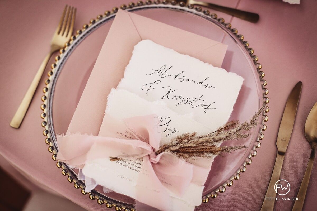 eleganckie i stylowe podtalerze transparentne w aranżacji w stylu glamoure weselne podtalerze przezroczyste przezroczyste szklane podtalerze ze złotymi kuleczkami wynajmę wypożyczalnia podtalerzy wynajem podtalerzy wynajem Warszawa wynajem Gdańsk wynajem dekoracji ślubnych Łódź wynajem dekoracji hfxdnjofbso8n02jmnooij2yktyjhvk0oqi72qk2rb91obswdu.jpg