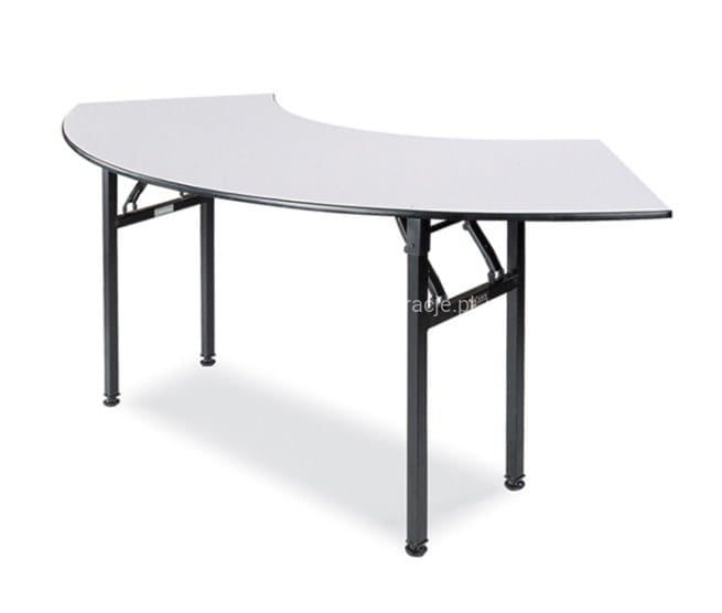 Nowoczesne stoły modułowe fala (serpenty) na event, dynamiczny układ mebli weselnych, innowacyjna wypożyczalnia mebli Kraków, stoły o falistym kształcie design 2026